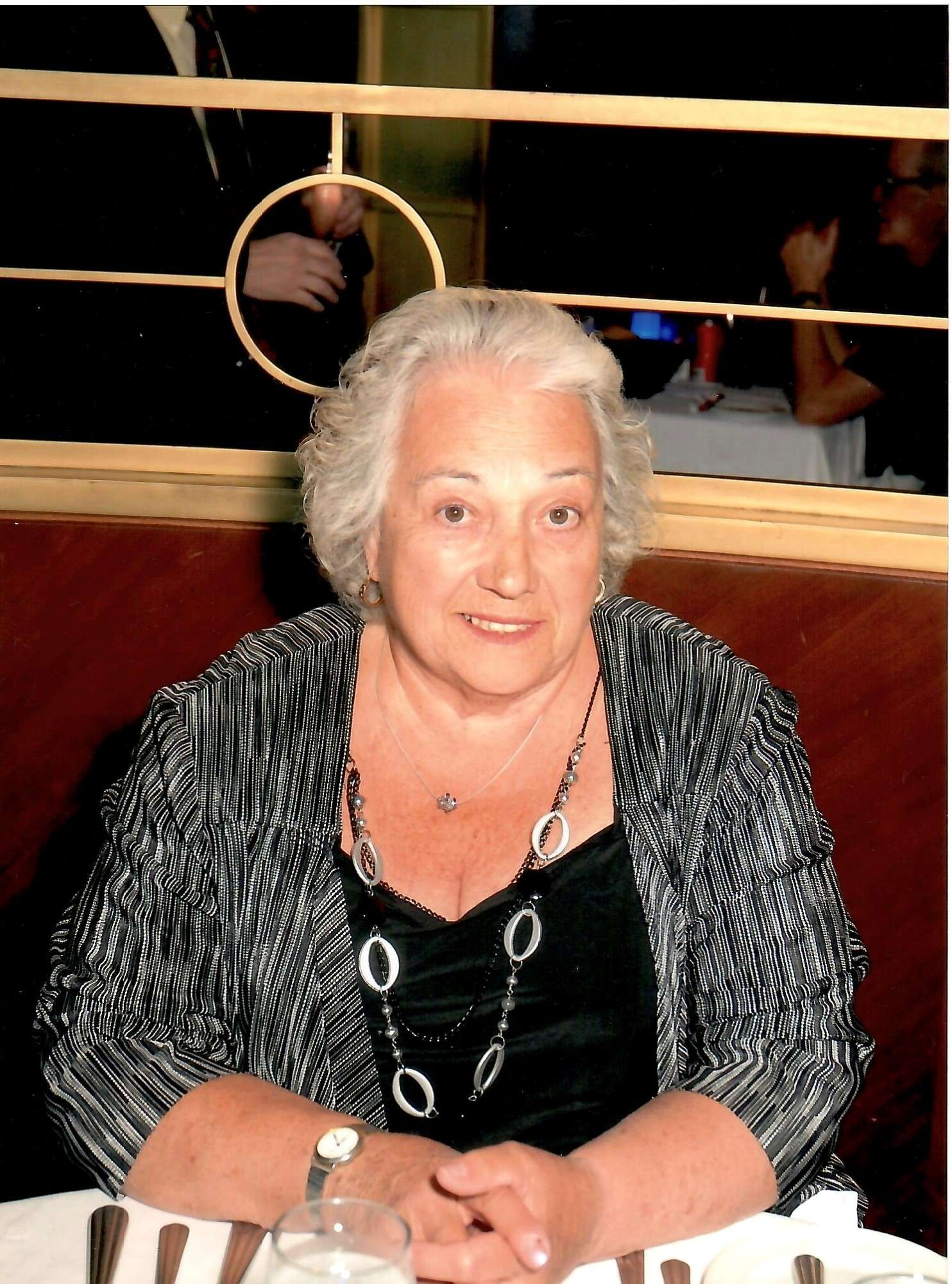 NICOLE CARRIÈRES